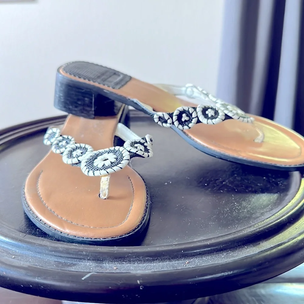 Super cute, flat with a slight heel! - Picture 2 of 3